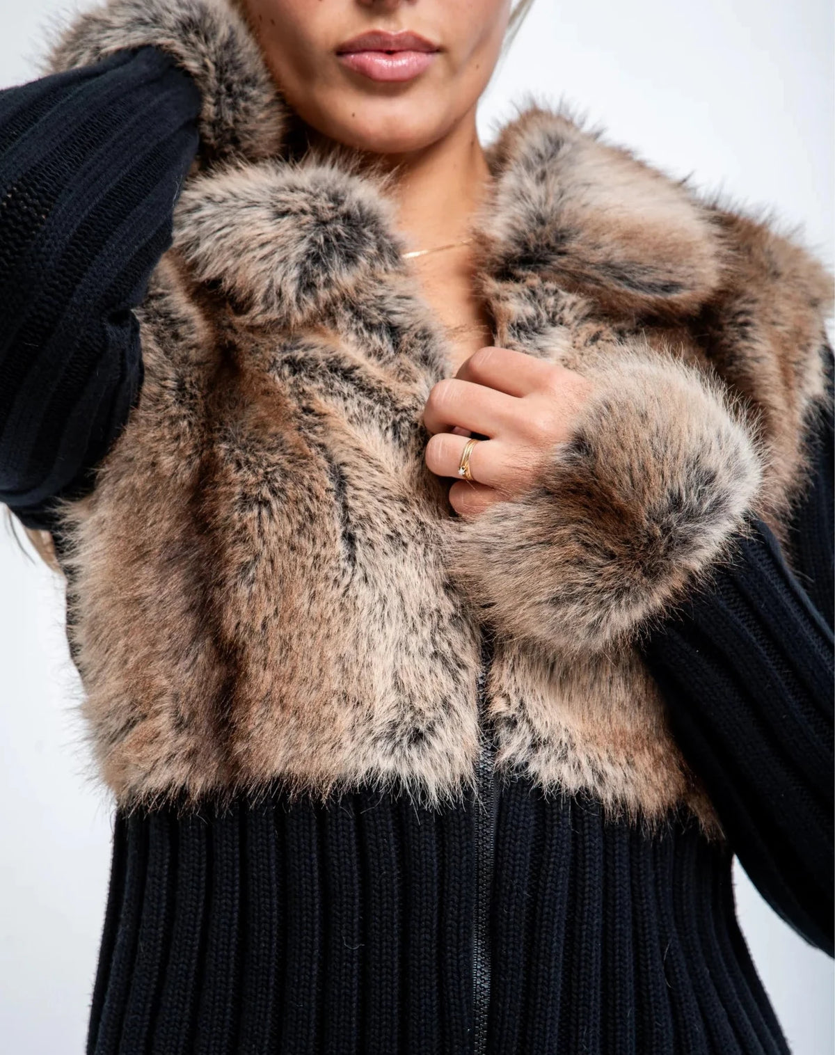 Cardigan Celeste con Dettagli in Eco-Pelliccia